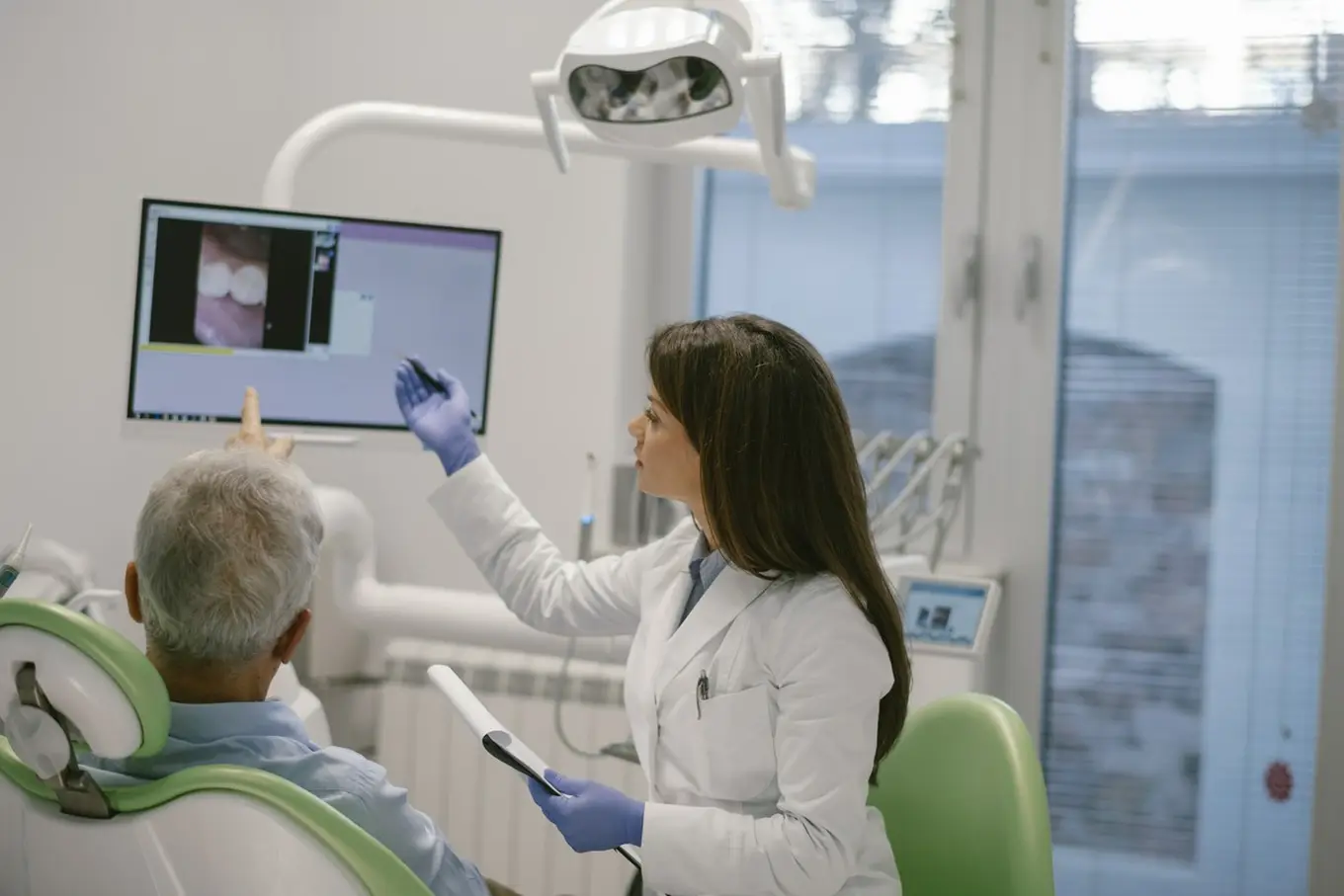 lekarz i pacjent na fotelu